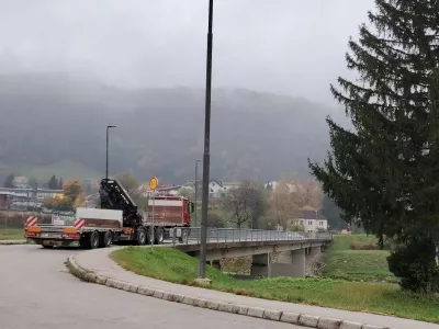 Zaradi tega mostu na Polulah čez Savinjo v Celju, kot tudi mostu čez Voglajno pri Topru, je Mestna občina Celje morala sprejeti rebalans občinskega proračuna. Foto: Mojca Marot