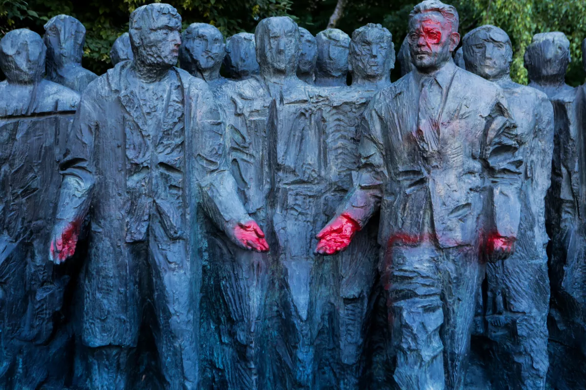 Največ stroškov ima občina z odstranjevanjem grafitov s kulturnih spomenikov. Grafiti so pogosto politično motivirani. Na fotografiji vandaliziran spomenik Edvardu Kardelju na Trgu republike izpred desetih let. Foto: Bojan Velikonja 