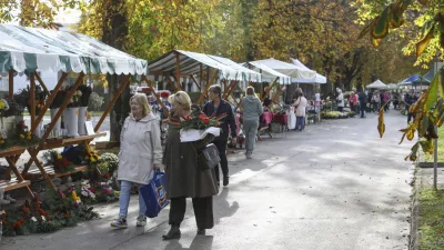 Na pokopališčih je te dni velika gneča, tudi na ljubljanskih Žalah. Foto: Luka Cjuha 