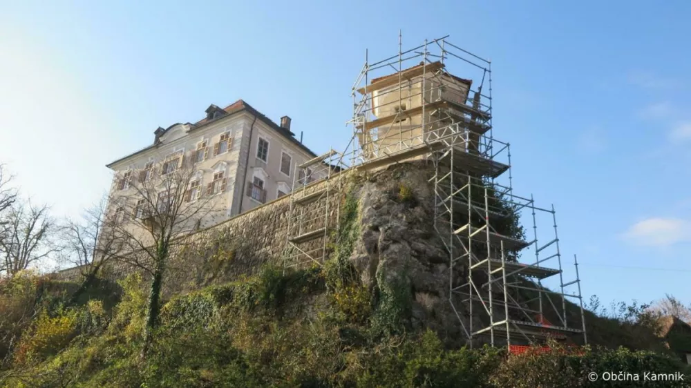 Občina Kamnik se je lotila temeljite obnove obeh grajskih stolpičev na Zapricah. Foto: Občina Kamnik