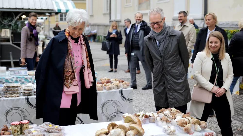 Ljubljana.Spremljevalni program v okviru monetarne seje sveta ECB.Sprehod predstavnikov Evropske centralne banke (ECB) in Banke Slovenije (BS) po centru Ljubljane, ob robu seje sveta ECB.Predsednica ECB Christine Lagarde in guverner BS Bostjan Vasle.