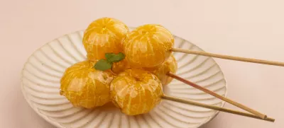 Tanghulu is Skewered Fruits Dipped in Sweet Sugar Syrup. / Foto: Sri Widyowati