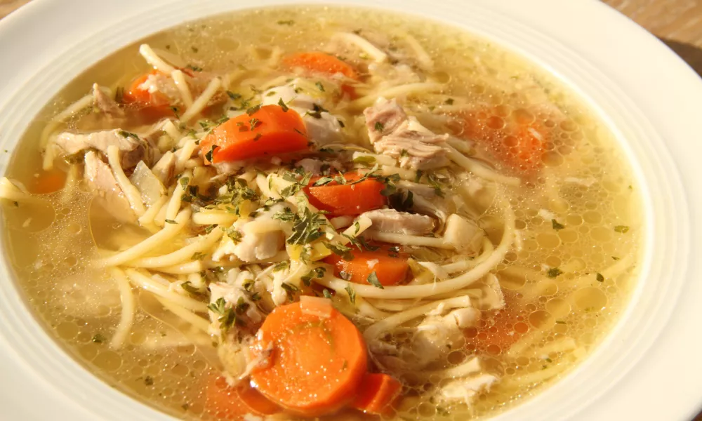 a delicious chicken soup with carrots on the table as a background / Foto: Mark Hochleitner