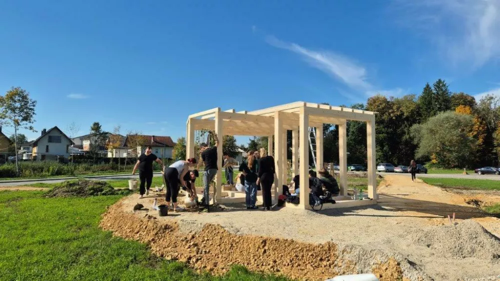 Študenti so z lokalnimi obrtniki pri Domu za starejše občane SenCura postavili paviljon. Foto: Občina Komenda