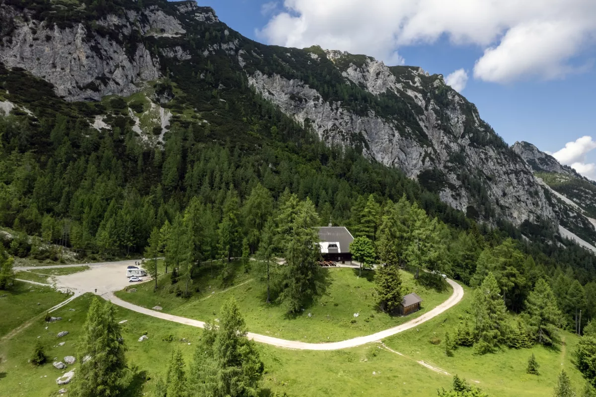 Erjavčeva koča pod prelazom Vršič je na eni od lepših in zelo obiskanih lokacij. Foto: dokumentacija Dnevnika