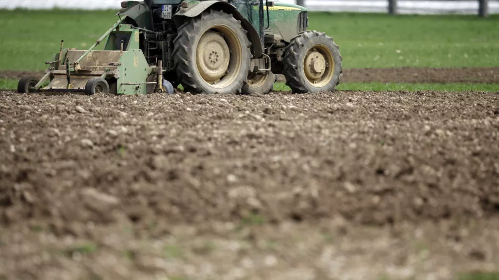 ﻿Kleče - kmetijsko zemljišče - poljedelstvo - polje - traktor - oranje//FOTO: Bojan Velikonja