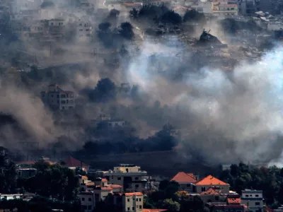 30 October 2024, Lebanon, Khiam: Heavy smoke billows from an Israeli air strike that targeted houses in the southern Lebanese town of Khiam. Photo: Marwan Naamani/ZUMA Press Wire/dpa