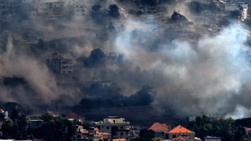 30 October 2024, Lebanon, Khiam: Heavy smoke billows from an Israeli air strike that targeted houses in the southern Lebanese town of Khiam. Photo: Marwan Naamani/ZUMA Press Wire/dpa