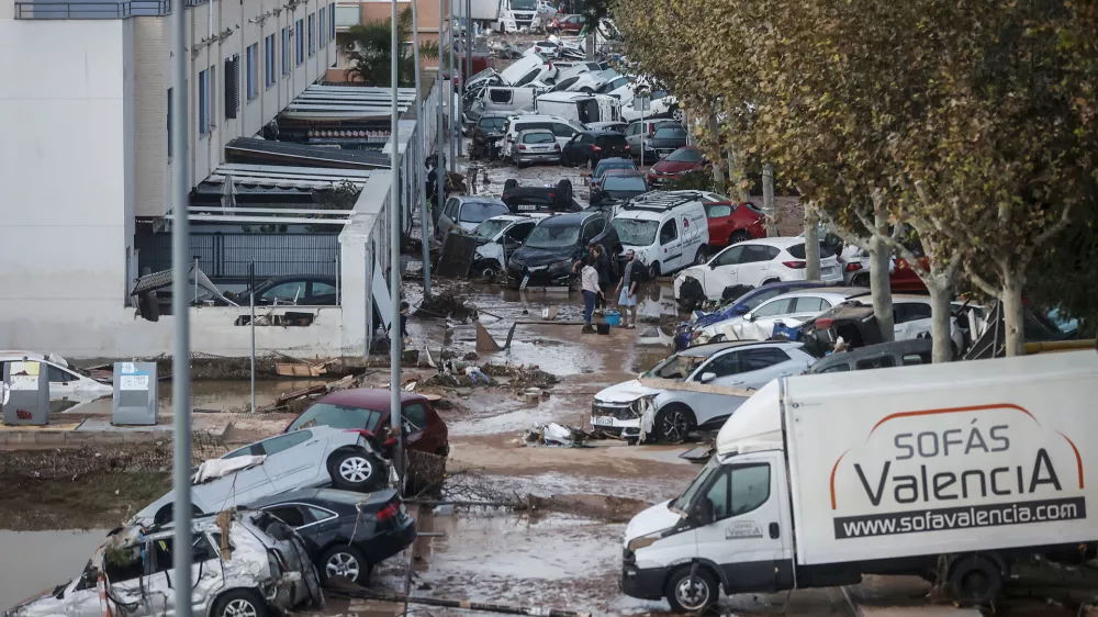 30 October 2024, Spain, Valencia: Cars that were washed away by the violent storm stand after the passage of a weather phenomenon known as a "cold drop" or "dana". Photo: Rober Solsona/EUROPA PRESS/dpa