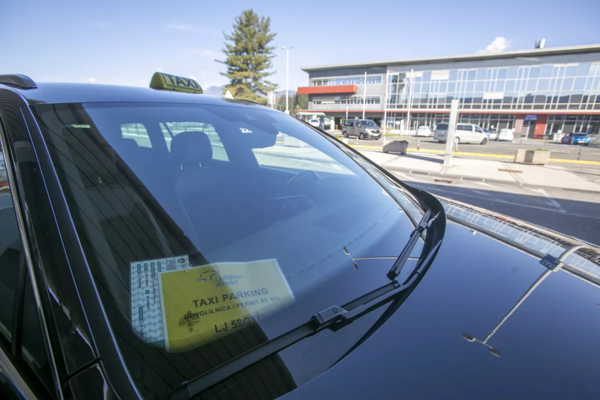 Taxi parking - letališče - parkirno mesto za taxi31.10.2024 - Letališče Jožeta Pučnika Ljubljana - Fraport Slovenija Upravljavec ljubljanskega letališča.FOTO: LUKA CJUHA