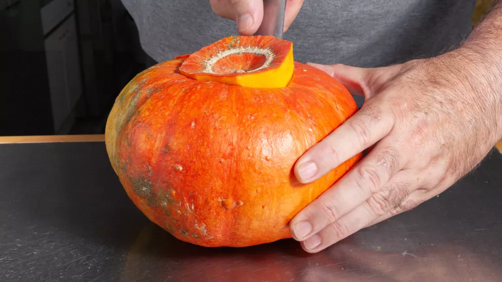 Halloween pumpkin cutting process, process of making Jack-o-lantern. How to make jack-o-lantern at home - step by step. step 6. Halloween autumn concept. Pumpkin Jack. Symbol of the autumn holiday. / Foto: Mario Elias Munoz Valencia