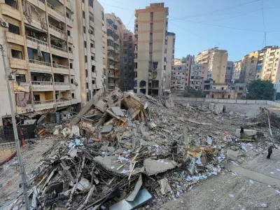 People stand at a site damaged in the aftermath of Israeli strikes on Beirut's southern suburbs, amid the ongoing hostilities between Hezbollah and Israeli forces, Lebanon, November 1, 2024. REUTERS/Mohammed Yassin   TPX IMAGES OF THE DAY