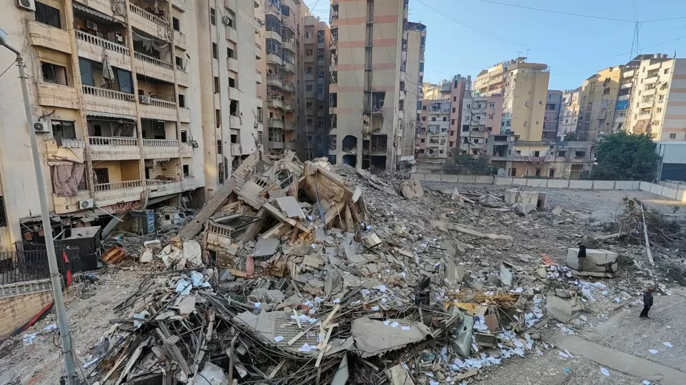 People stand at a site damaged in the aftermath of Israeli strikes on Beirut's southern suburbs, amid the ongoing hostilities between Hezbollah and Israeli forces, Lebanon, November 1, 2024. REUTERS/Mohammed Yassin   TPX IMAGES OF THE DAY