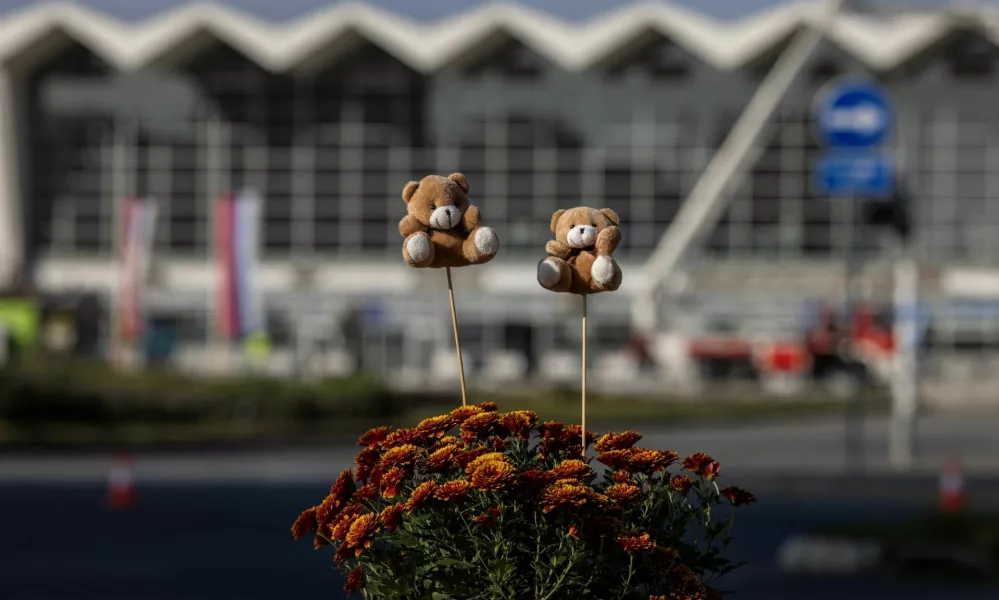 Teddy bears are placed near where the people died when a part of the roof collapsed at a railway station in Novi Sad, Serbia November 2, 2024. REUTERS/Marko Djurica