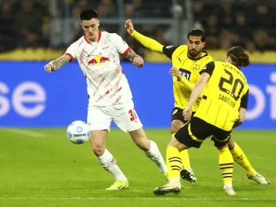 Soccer Football - Bundesliga - Borussia Dortmund v RB Leipzig - Signal Iduna Park, Dortmund, Germany - November 2, 2024 RB Leipzig's Benjamin Sesko in action with Borussia Dortmund's Marcel Sabitzer and Emre Can REUTERS/Leon Kuegeler DFL REGULATIONS PROHIBIT ANY USE OF PHOTOGRAPHS AS IMAGE SEQUENCES AND/OR QUASI-VIDEO.