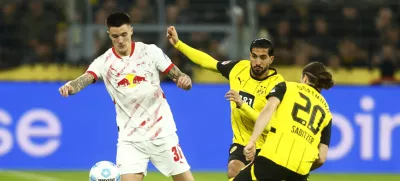 Soccer Football - Bundesliga - Borussia Dortmund v RB Leipzig - Signal Iduna Park, Dortmund, Germany - November 2, 2024 RB Leipzig's Benjamin Sesko in action with Borussia Dortmund's Marcel Sabitzer and Emre Can REUTERS/Leon Kuegeler DFL REGULATIONS PROHIBIT ANY USE OF PHOTOGRAPHS AS IMAGE SEQUENCES AND/OR QUASI-VIDEO.