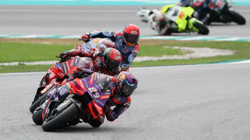 MotoGP - Malaysian Grand Prix - Sepang International Circuit, Sepang, Malaysia - November 3, 2024 Prima Pramac Racing's Jorge Martin, Ducati Lenovo Team's Francesco Bagnaia and Gresini Racing MotoGP's Marc Marquez in action during the MotoGP sprint REUTERS/Hasnoor Hussain