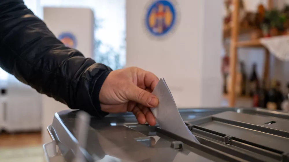 03 November 2024, Berlin: A man casts a ballot in the ballot box at the embassy of the Republic of Moldova for the 2024 Moldovan presidential run-off election. Photo: Christophe Gateau/dpa