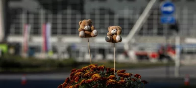 Teddy bears are placed near where the people died when a part of the roof collapsed at a railway station in Novi Sad, Serbia November 2, 2024. REUTERS/Marko Djurica / Foto: Marko Djurica