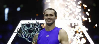 Tennis - Paris Masters - Accor Arena, Paris, France - November 3, 2024 Germany's Alexander Zverev celebrates with the trophy after winning his men's single's final match against France's Ugo Humbert REUTERS/Stephanie Lecocq