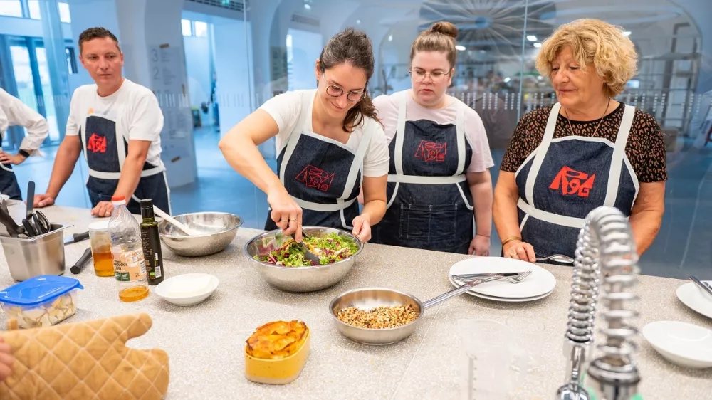 V kuharski laboratorij kreativnega središča Center Rog lahko pridete sušit sadje v najsodobnejši liofilizator ali skuhat golaž za celo tovarno. F Arhiv Turizem Ljubljana