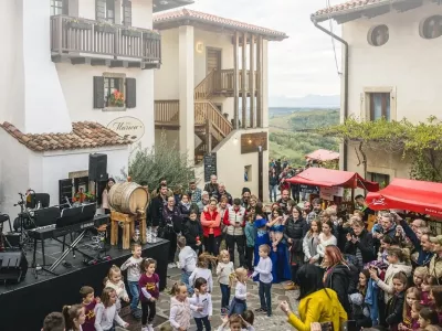 Enogastronomske dobrote in izvrstno novo vino boste tudi letos lahko okušali v zavetju zidov srednjeveške vasice Šmartno. F TIC Brda