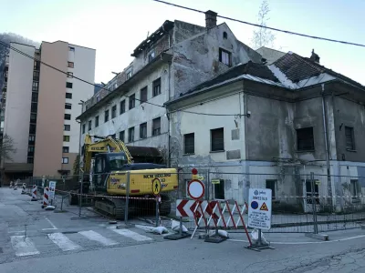 Začetek rušenja, hotel Pošta, Jesenice