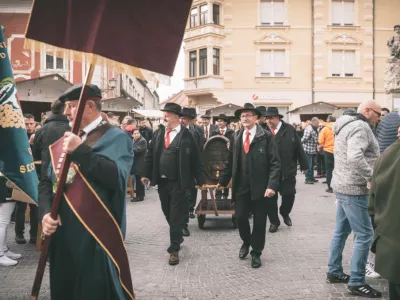 V sklopu največjega praznika vina se tudi letos na Ptuju pripravlja bogato dogajanje pod organizacijskim okriljem Javnega zavoda Ptuj in Mestne občine Ptuj, v sodelovanju z lokalnimi vinarji. F visitptuj