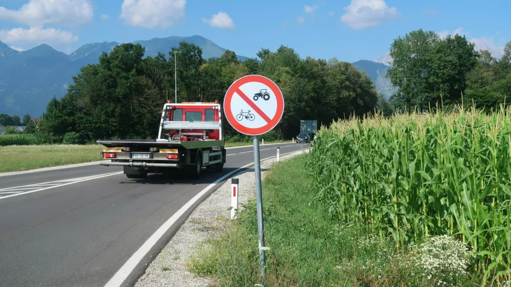 Obvoznica Hotemaže–Britof, traktor, prepoved vožnje Foto: Tatjana Pihlar 