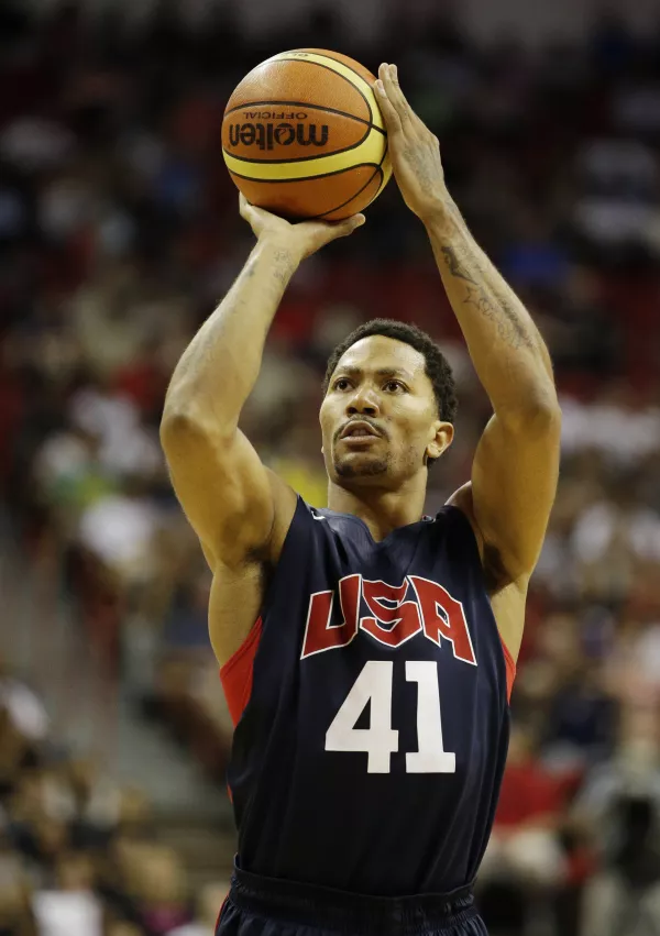 ﻿Chicago Bulls' Derrick Rose takes a free throw during the USA Basketball Showcase game Friday, Aug. 1, 2014, in Las Vegas. (AP Photo/John Locher) / Foto: John Locher