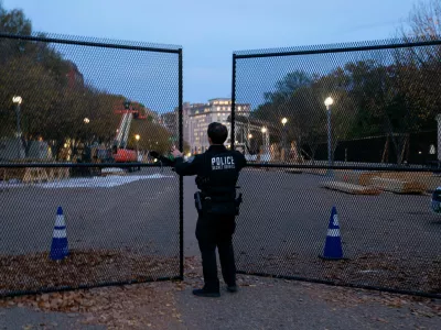 A member of the U.S. Secret Service closes a security gate along Pennsylvania Avenue near the White House on the day before the U.S. presidential election in Washington, U.S., November 4, 2024. REUTERS/Nathan Howard