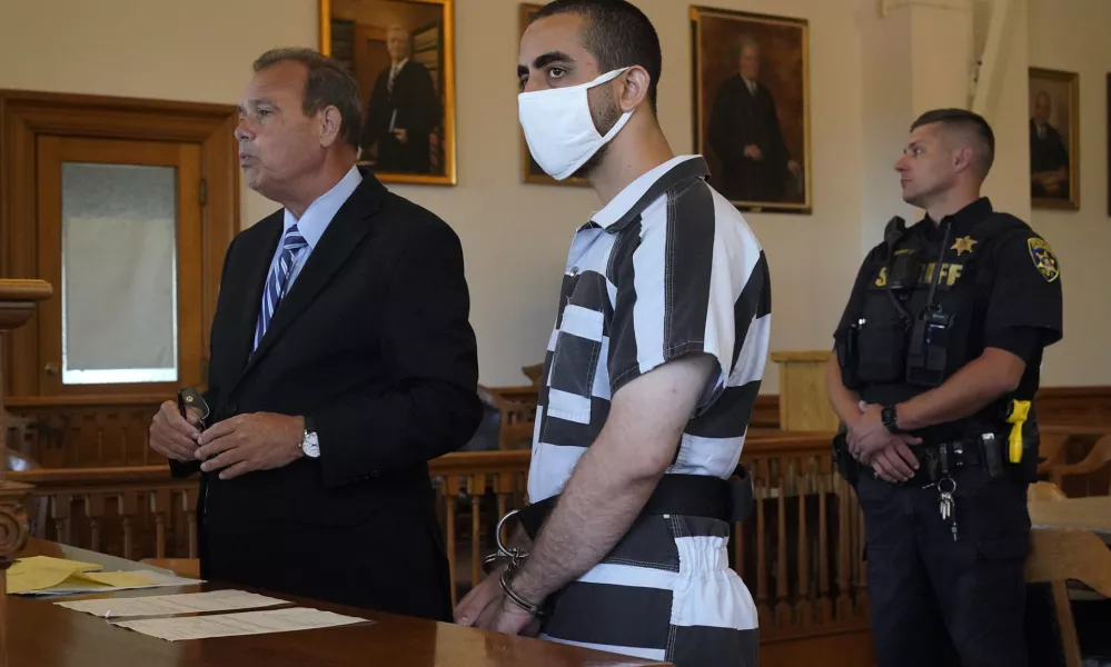 Hadi Matar, 24, center, listens to his public defense attorney Nathaniel Barone, left, addresses the judge while being arraigned in the Chautauqua County Courthouse in Mayville, NY., Saturday, Aug. 13, 2022. Matar, accused of carrying out a stabbing attack against "Satanic Verses" author Salman Rushdie, has entered a not-guilty plea on charges of attempted murder and assault. (AP Photo/Gene J. Puskar) / Foto: Gene J. Puskar