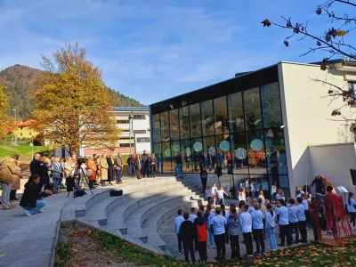 Ob koncu obnove v požaru poškodovane osnovne šole Bistrica so včeraj priredili slavnostni dogodek. Foto: Tina Jereb