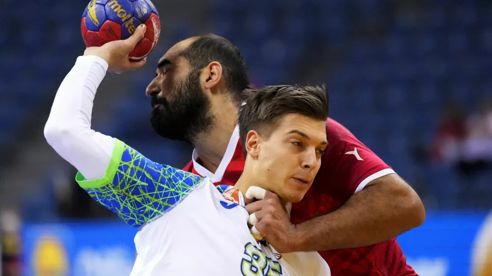 IHF Handball World Championship - Main Round - Iran v Slovenia - Tauron Arena, Krakow, Poland - January 18, 2023 Slovenia's Domen Makuc in action with Iran's Ali Kouhzad REUTERS/Tomasz Markowski