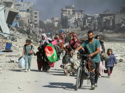 Displaced Palestinians make their way after fleeing the northern part of Gaza amid an Israeli military operation, in Gaza City, November 5, 2024. REUTERS/Mahmoud Issa