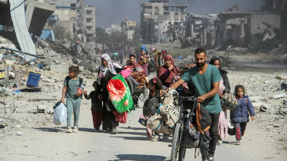 Displaced Palestinians make their way after fleeing the northern part of Gaza amid an Israeli military operation, in Gaza City, November 5, 2024. REUTERS/Mahmoud Issa