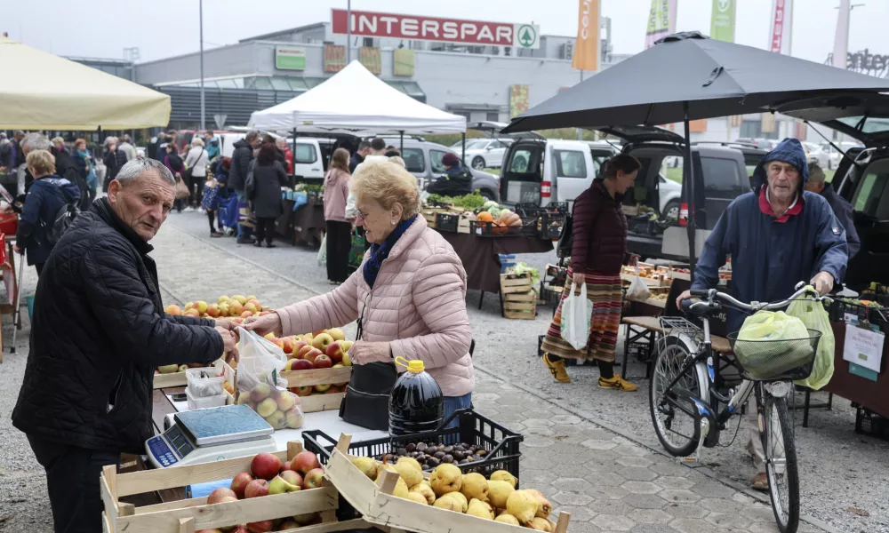 - 02.11.2024 - Tržnica živil pri Interspar Vič//FOTO: Jaka Gasar