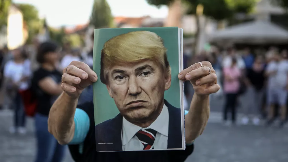 ﻿simbolična fotografija - Donald Trump - Janša- 26.06.2020 - - protivladni protest Z balkonov na kolesa v Ljubljani - protestni shod proti vladi Janeza Janše v času novega koronavirusa COVID-19 - //FOTO: Luka Cjuha.