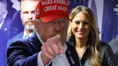 Republican presidential nominee and former U.S. President Donald Trump, accompanied by former U.S. first lady Melania Trump, visits his campaign headquarters to thank the campaign workers on Election Day, in West Palm Beach, Florida, U.S., November 5, 2024. REUTERS/Brian Snyder   TPX IMAGES OF THE DAY / Foto: Brian Snyder