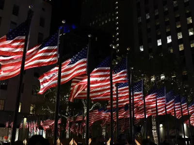 05 November 2024, US, New York: US flags decorate the Rockefeller plaza in Manhattan on the US Election Night. Photo: Apolline Guillerot-Malick/SOPA Images via ZUMA Press Wire/dpa