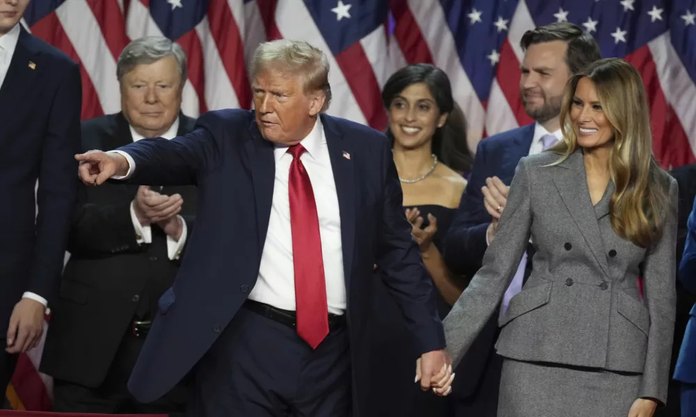 Republican Presidential nominee former President Donald Trump holds hands with former first lady Melania Trump after speaking to supporters at the Palm Beach County Convention Center during an election night watch party, Wednesday, Nov. 6, 2024, in West Palm Beach, Fla. (AP Photo/Lynne Sladky) / Foto: Lynne Sladky