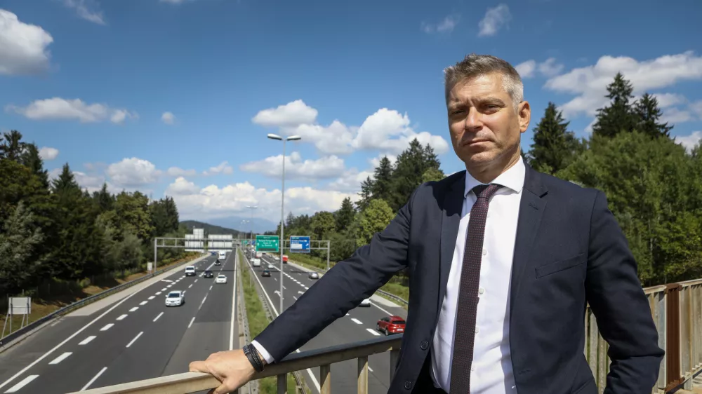 - 30.08.2022 – mag. Valentin Hajdinjak, predsednik uprave DARS, Družba za avtoceste v Republiki Sloveniji  //FOTO: Luka CjuhaOPOMBA: INTERVJU ZA OBJEKTIV 2022