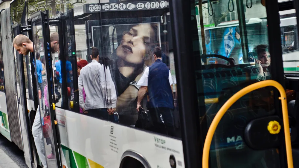 ﻿- LPP - Ljubljanski potniški promet ﻿- komunikacija,ljudje,potniki,avtobusi mestnega potniškega prometa,LPP,MPP//FOTO: Tomaž ZajelšnikOPOMBA: ZA OBJAVO V PRILOGI - DNEVNIKOV OBJEKTIV - REPORTAŽA 2013    //FOTO: Tomaž Zajelšnik