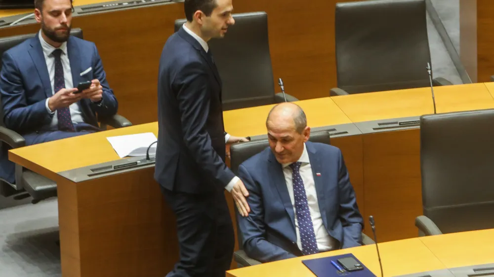 ﻿Janez Janša, predsednik vlade RSMatej Tonin, minister za obrambo13.03.2020 - Državnizbor - izredna seja DZ, na kateri so potrdili listo kandidatov za ministre pod vodstvom predsednika vlade Janeza Janše //FOTO: BojanVelikonjaMatej Tonin, minister za obrambo