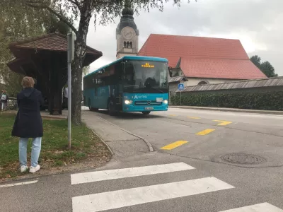 Otroci ne vedo, na kateri avtobus lahko gredo in na katerega ne. Foto: Eva Branc