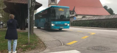 Otroci ne vedo, na kateri avtobus lahko gredo in na katerega ne. Foto: Eva Branc