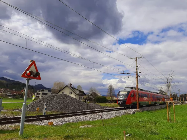 Predlagana železniška trasa bo velik poseg v rezervoar pitne vode na Sorškem polju, ogrozi pa lahko tudi sedanja črpališča pitne vode za občino Medvode, opozarjajo v civilni iniciativi Občanom in okolju prijazna železnica. Foto: Tina Jereb