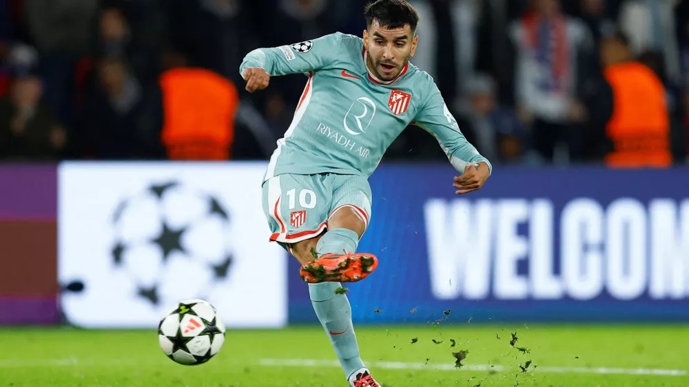 Soccer Football - Champions League - Paris St Germain v Atletico Madrid - Parc des Princes, Paris, France - November 6, 2024 Atletico Madrid's Angel Correa scores their second goal REUTERS/Christian Hartmann   TPX IMAGES OF THE DAY