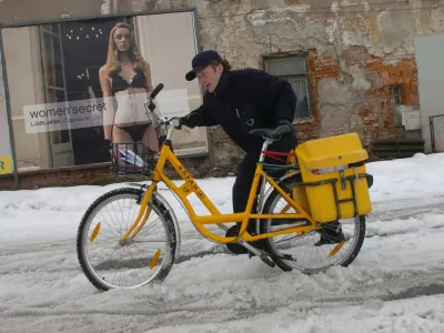 Poštar na kolesu v snegu.  Foto: Luka Cjuha