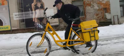 Poštar na kolesu v snegu.  Foto: Luka Cjuha